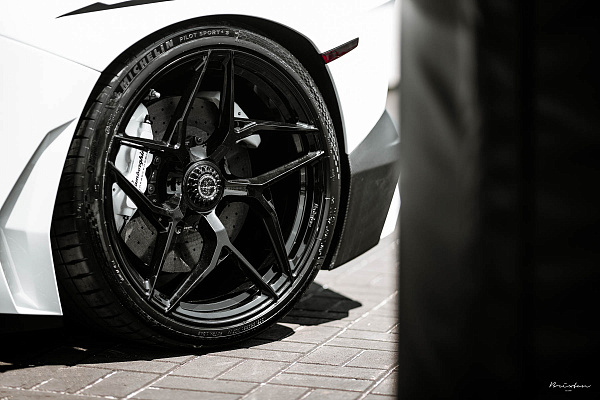Фото дисков Brixton Forged PF5 Черный глянец на Lamborghini Aventador