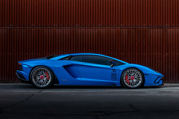 Фото дисков Brixton Forged VL4 Сатиновый темный лак на Lamborghini Aventador