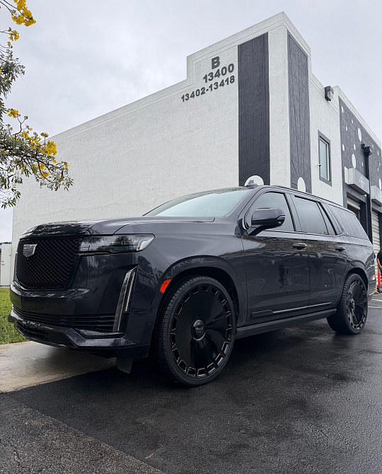 Фото дисков Dicotto Черный глянец на Cadillac Escalade V
