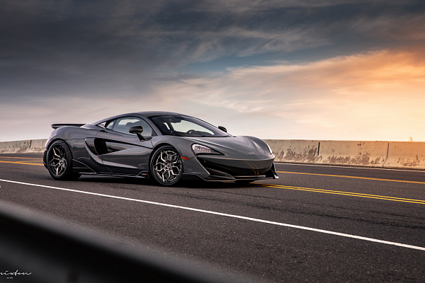 Фото дисков Brixton Forged PF9 Сатиновый графит на McLaren 600