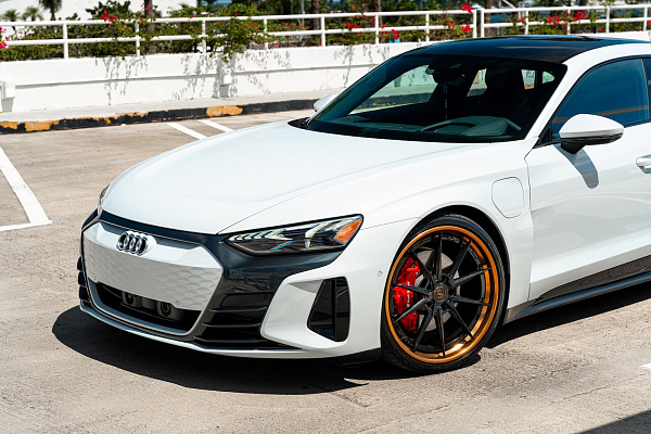 Фото дисков Strasse Wheels SV10 Deep Concave FS Черный глянец на Audi E-tron GT