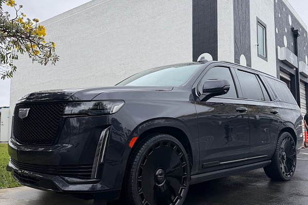 Фото дисков Giovanna Dicotto Черный глянец на Cadillac Escalade V