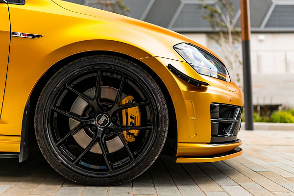 Фото дисков Bola FLE Черный глянец на Volkswagen Golf VII