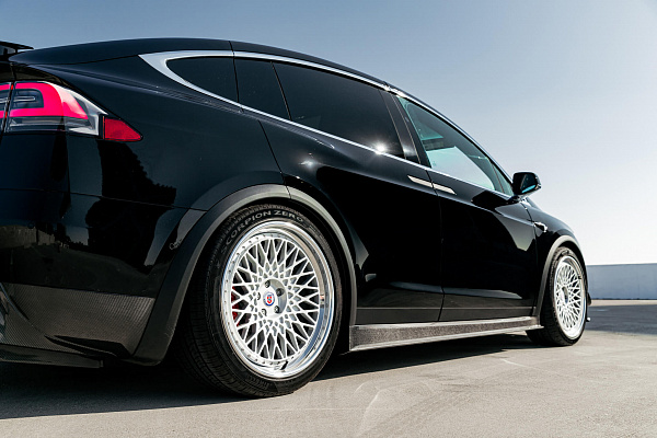 Фото дисков HRE 501 Серебро на Tesla Model X
