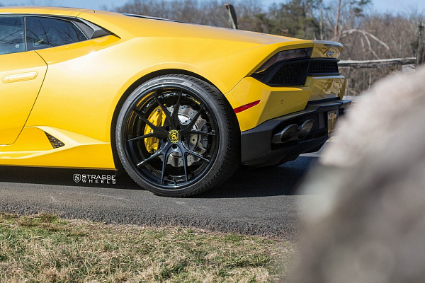 Фото дисков Strasse Wheels SM5R Deep Concave FS Черный глянец на Lamborghini Huracan