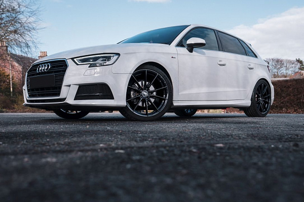 Фото дисков Bola B19 Черный глянец на Audi A/S/RS 3 (8V)
