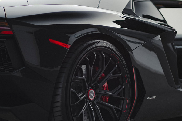 Фото дисков Brixton Forged PF10-RS Черный глянец на Lamborghini Aventador