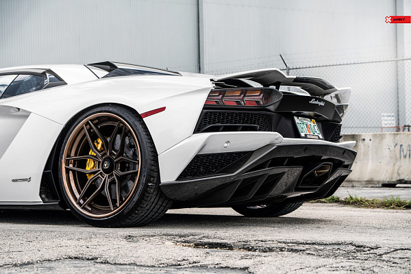 Фото дисков Anrky AN36 Сатиновая темная бронза на Lamborghini Aventador