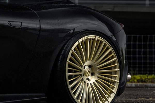 Фото дисков ST Wheels ST3 Глянцевая шампань на Ferrari Roma