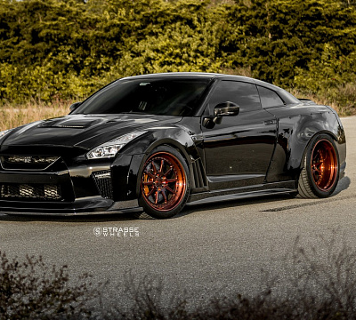 Фото дисков Strasse Wheels R10 Competition на Nissan GT-R