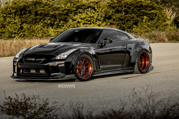 Фото дисков Strasse Wheels R10 Competition Другой цвет на Nissan GT-R