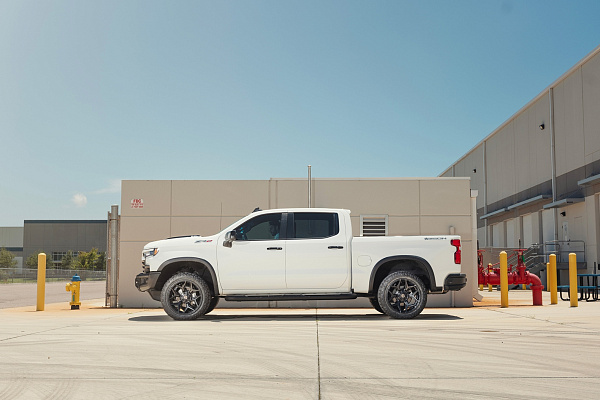 Фото дисков 4PLAY 4P06 Черный сатин на Chevrolet Silverado IV