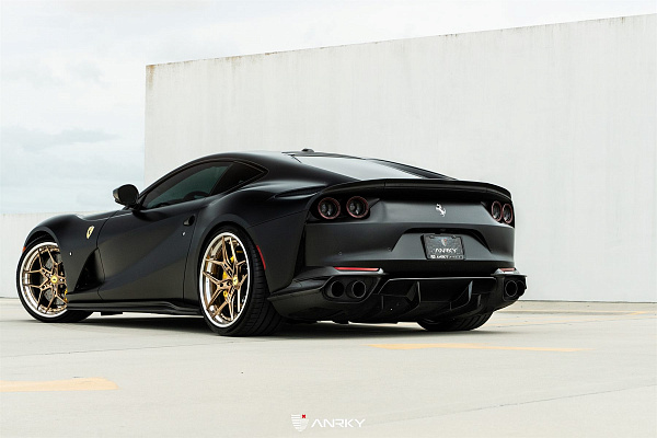 Фото дисков Anrky S3-X4 Глянцевое темное золото на Ferrari 812