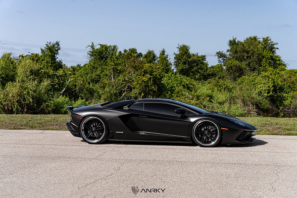 Фото дисков Anrky AN37 Черный глянец на Lamborghini Aventador