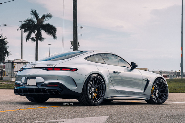 Фото дисков Strasse Wheels SM5RT Deep Concave FS Черный глянец на Mercedes-Benz AMG GT II