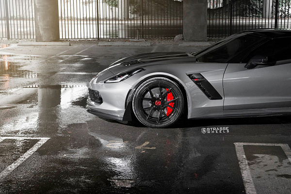Фото дисков Strasse Wheels SM5R Deep Concave Monoblock Черный глянец на Chevrolet Corvette C7
