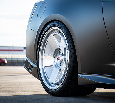 Фото дисков HRE 555 GTM на Nissan GT-R