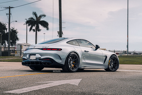 Фото дисков Strasse Wheels SM5RT Deep Concave FS Черный глянец на Mercedes-Benz AMG GT II