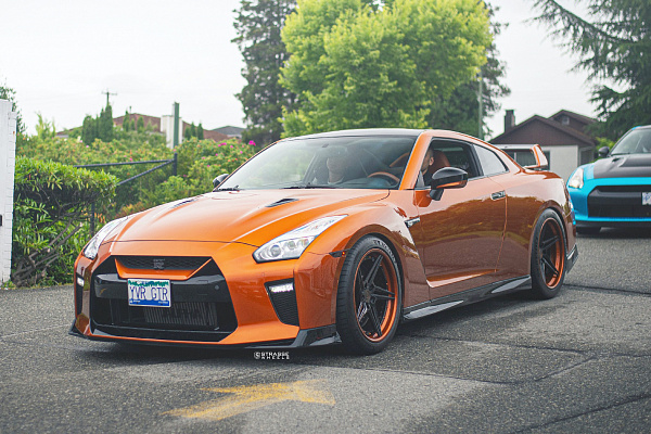 Фото дисков Strasse Wheels SV2T Deep Concave FS Черный глянец на Nissan GT-R