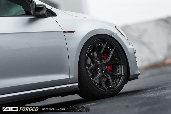 Фото дисков BC Forged HCS21 Глянцевый темный лак на Volkswagen Golf VII