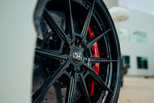Фото дисков Strasse Wheels SV10 Deep Concave FS Черный глянец на Ferrari SF90