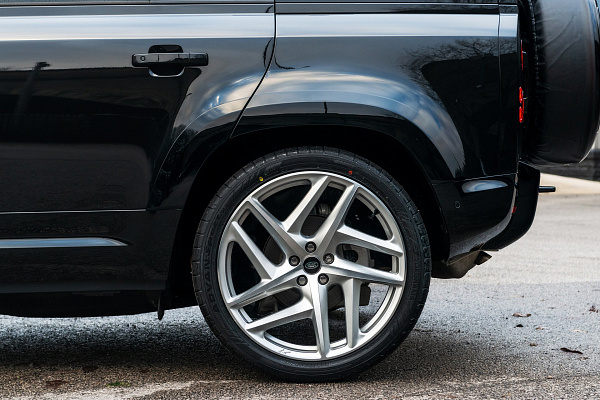 Фото дисков Kahn Type 52 RS Сатиновый лак на Land Rover Defender II