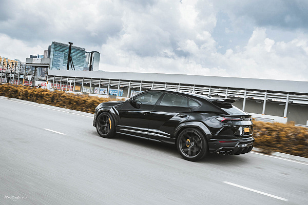 Фото дисков Brixton Forged PF7 Сатиновый темный лак на Lamborghini Urus