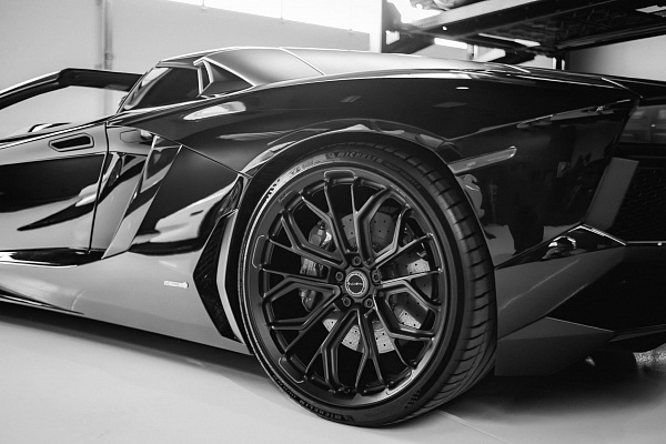 Фото дисков Brixton Forged PF10-RS Черный глянец на Lamborghini Aventador