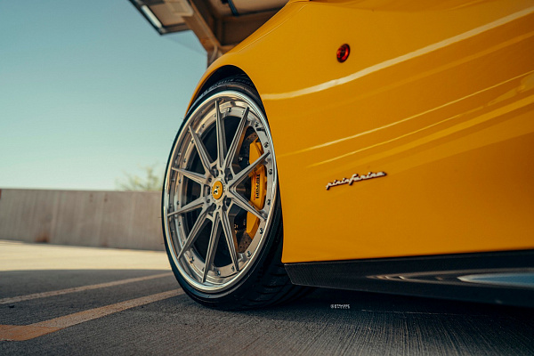 Фото дисков Strasse Wheels SV10 Deep Concave FS Глянцевый лак на Ferrari 812
