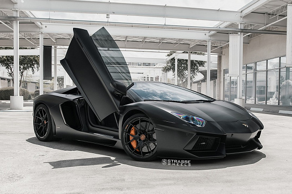 Фото дисков Strasse Wheels SM5R Deep Concave Monoblock Черный глянец на Lamborghini Aventador