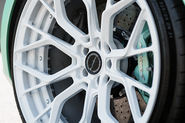 Фото дисков Brixton Forged PF10 Белый глянец на McLaren 720S