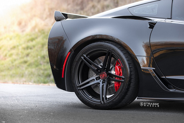 Фото дисков Strasse Wheels SP5R Deep Concave Monoblock Черный сатин на Chevrolet Corvette C7