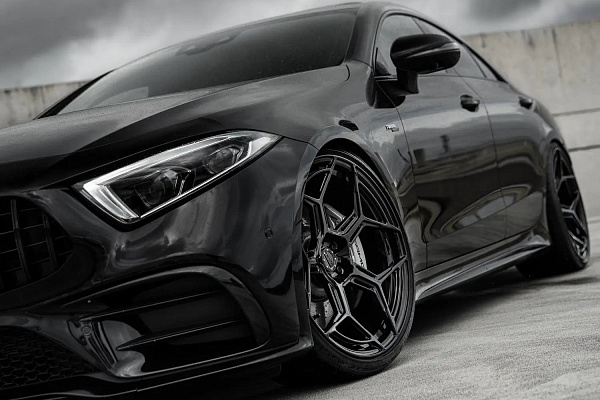 Фото дисков Radi8 R804.C Черный глянец на Mercedes-Benz CLS (C257)