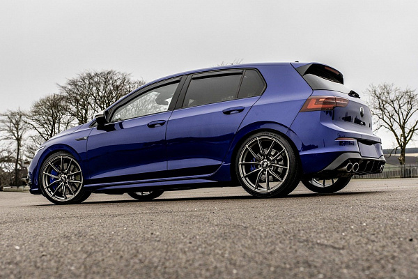 Фото дисков Bola FLC Глянцевый графит на Volkswagen Golf VIII
