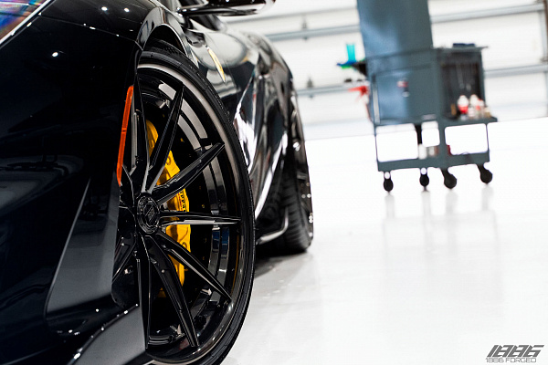 Фото дисков 1886 Wheels G010 Черный глянец на Ferrari 812