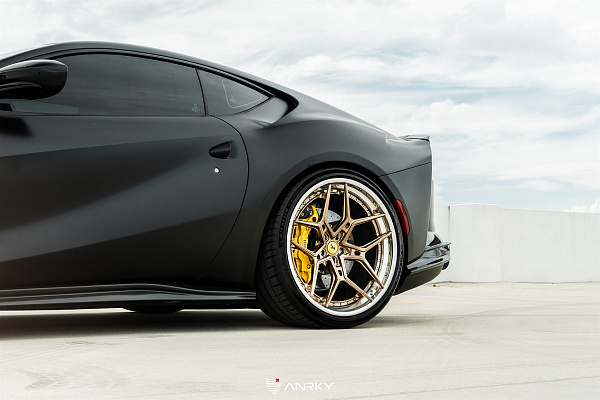 Фото дисков Anrky S3-X4 Глянцевое темное золото на Ferrari 812