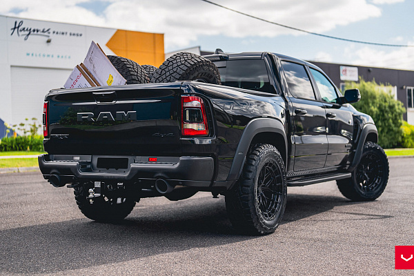 Фото дисков Vossen HFX-1 (6-Lug) Черный глянец на Ram 1500 V