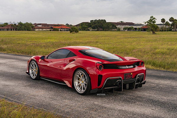 Фото дисков Strasse Wheels SV10 Deep Concave FS Глянцевый лак на Ferrari 488