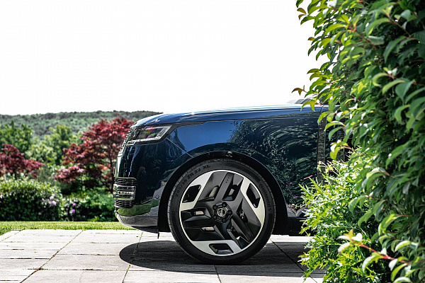 Фото дисков Kahn Type 33 RS Черный сатин на Range Rover V