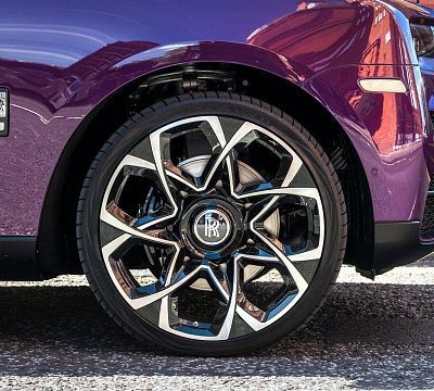 Фото дисков Kahn Type 55 RS на Rolls-Royce Cullinan