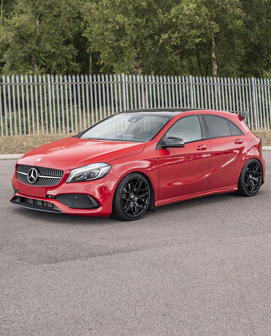 Фото дисков B8R Черный глянец на Mercedes-Benz A-Class (W176)