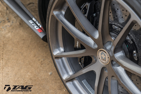 Фото дисков HRE P104 Глянцевый темный лак на McLaren 570S