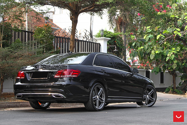 Фото дисков Vossen VFS-5 Глянцевый графит на Mercedes-Benz E-Class (W212, S212, C207)