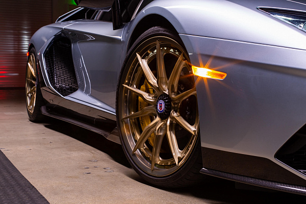 Фото дисков HRE S104SC Глянцевое темное золото на Lamborghini Aventador