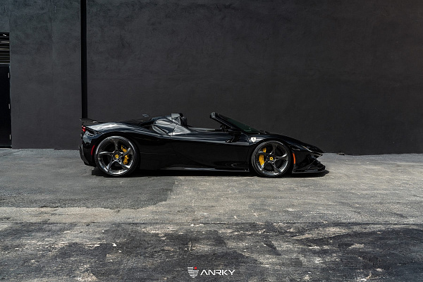 Фото дисков Anrky XR-205 Глянцевый темный лак на Ferrari SF90