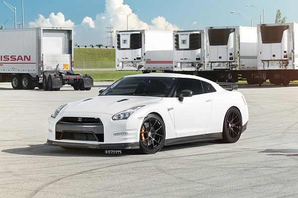 Фото дисков Strasse Wheels SM5R Deep Concave Monoblock Другой цвет на Nissan GT-R