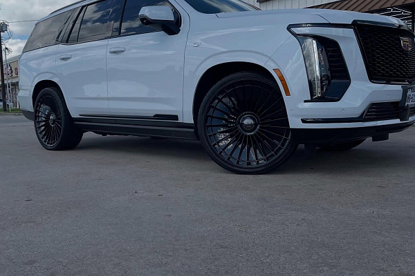 Фото дисков Giovanna Kapletta Черный глянец на Cadillac Escalade V