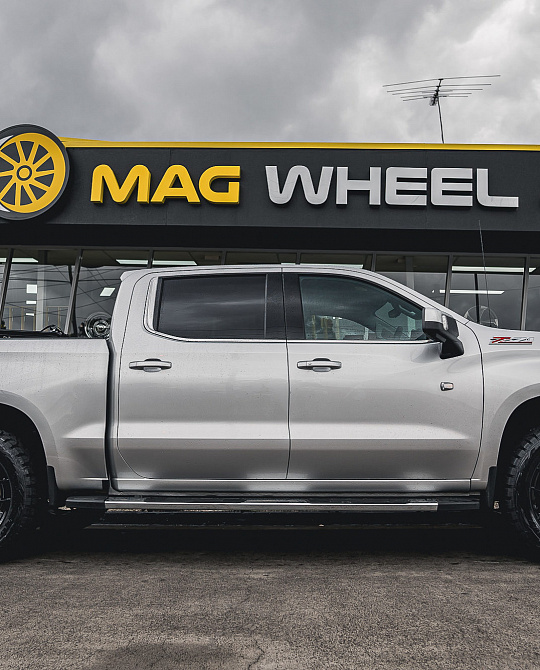 Фото дисков HF6-4 Черный глянец на Chevrolet Silverado IV