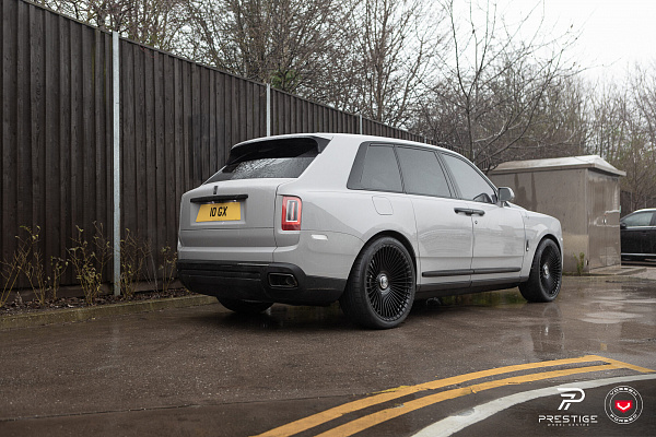 Фото дисков Vossen S17-16 Черный глянец на Rolls-Royce Cullinan