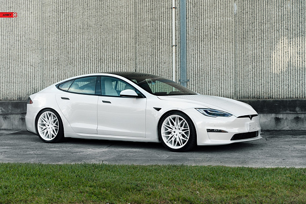 Фото дисков Anrky S1-X1 Белый глянец на Tesla Model S
